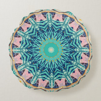 Yellow-orange, mint and pink mandala. rundes kissen