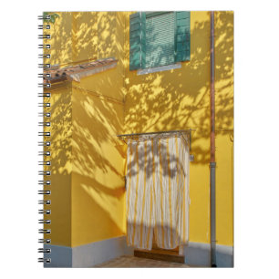 Yellow painted concreted building notizblock