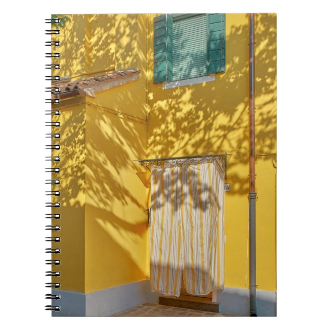 Yellow painted concreted building notizblock (Vorderseite)