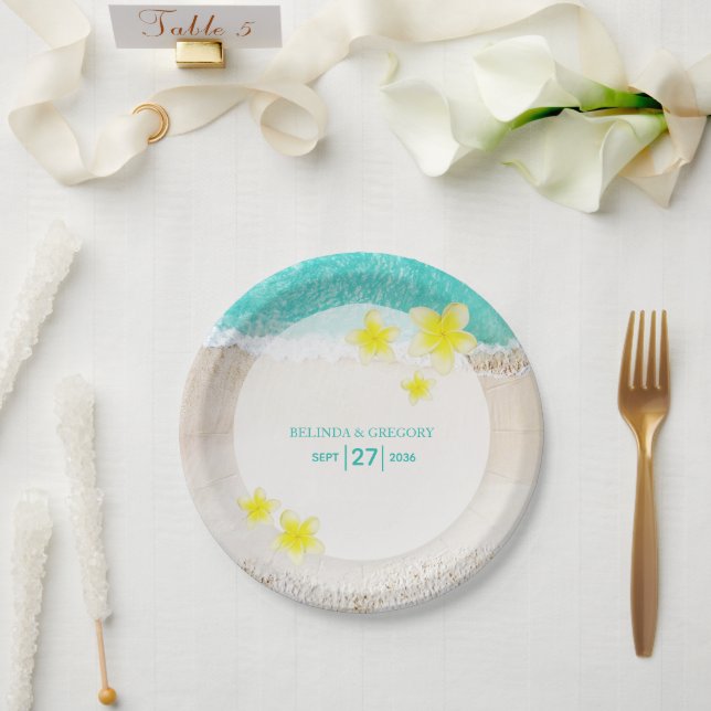 Yellow Plumeria Frangipani Tropical Beach Wedding Pappteller (Hochzeit)