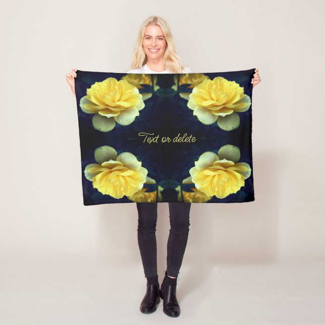 Yellow Rose Flower In Bloom Personalized Fleecedecke (Beispiel)