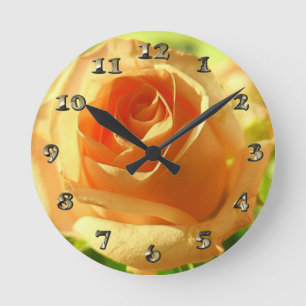 Yellow Rose in Full Bloom Runde Wanduhr