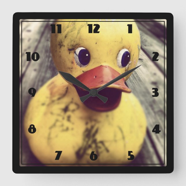 Yellow Rubber Ducky Needs a Bath! Quadratische Wanduhr (Vorderseite)