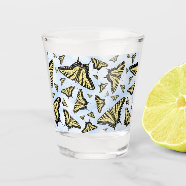 Yellow Swallowtail Butterflies Blue Sky  Schnapsglas (Vorderseite)