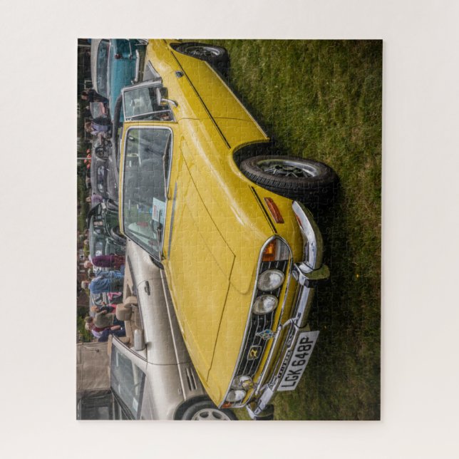 Yellow Triumph Stag Sportwagen (Vertikal)
