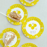 Yellow Watercolor Bumble Bee Beehive Babydusche Pappteller<br><div class="desc">Feiern Sie mit Ihrer Familie und Freunden mit diesen kleinen Hummeln-Tellern zum Thema Baby Shower. Mit einer Aquarellwabenkante,  in der Mitte die Bienen und im Schnitt ein Bienenmuster. Personalisieren Sie diese,  indem Sie Ihren Namen hinzufügen.</div>