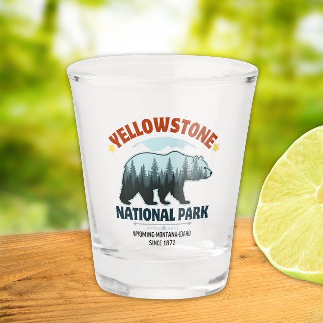 Yellowstone Bear – Cheers to the Great Outdoors Schnapsglas (Von Creator hochgeladen)