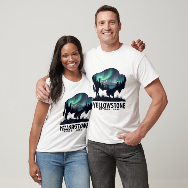 Yellowstone Bison mit Aurora Landschaftsgestaltung T-Shirt (Unisex)