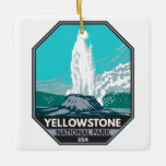 Yellowstone Nationalpark Burg Geyser Vintag Keramikornament<br><div class="desc">Yellowstone Wald Vektorgrafik Design. Der Park verfügt über dramatische Schluchten,  alpine Flüsse,  üppige Wälder,  heiße Quellen und wilde Geysire,  einschließlich seiner berühmtesten,  Alten Treue.</div>