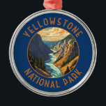 Yellowstone Nationalpark Fluss Distressed Circle Ornament Aus Metall<br><div class="desc">Yellowstone Vektorgrafik Design. Der Park verfügt über dramatische Schluchten,  alpine Flüsse,  üppige Wälder,  heiße Quellen und wilde Geysire,  einschließlich seiner berühmtesten,  Alten Treue.</div>