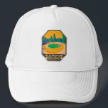 Yellowstone Nationalpark Morgenröte Truckerkappe<br><div class="desc">Yellowstone Wald Vektorgrafik Design. Der Park verfügt über dramatische Schluchten,  alpine Flüsse,  üppige Wälder,  heiße Quellen und wilde Geysire,  einschließlich seiner berühmtesten,  Alten Treue.</div>