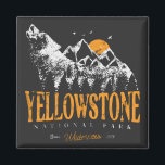 Yellowstone Nationalpark Wolf Berge Vintag Magnet<br><div class="desc">Vintages Design Yellowstone US National Park Wolf, Mountains & Adventure. Großartiges Bekleidungsdesign für Menschen, die Camping im Freien, Camper, Wanderer, Wandern, Fahrradausflug, Familienausflug, Sommerausflug Liebe haben. Das perfekte Tee zum Anziehen bei der Planung von National Parks Road Trip. Eine großartige Straßenbilderei mit einem alten Schulstil macht auch eine tolle Geschenkidee...</div>