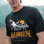 Yellowstone Nationalpark Wolf Berge Vintag T-Shirt<br><div class="desc">Vintages Design Yellowstone US National Park Wolf, Mountains & Adventure. Großartiges Bekleidungsdesign für Menschen, die Camping im Freien, Camper, Wanderer, Wandern, Fahrradausflug, Familienausflug, Sommerausflug Liebe haben. Das perfekte Tee zum Anziehen bei der Planung von National Parks Road Trip. Eine großartige Straßenbilderei mit einem alten Schulstil macht auch eine tolle Geschenkidee...</div>