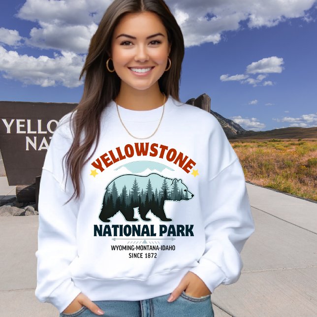 Yellowstone Wilderness Bear - Cozy Outdoor Vibes  Sweatshirt (Von Creator hochgeladen)