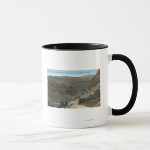 Yellowstone, WY - Yellowstone-Landstraße und Wind Tasse