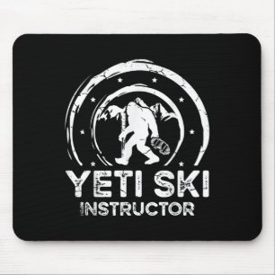 Yeti-Skilehrer Sasquatch für eine weibliche Skifah Mousepad