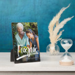 Yiayia Griechisch Großmutter personalisierter Text Fotoplatte<br><div class="desc">Ein lustiges und nachdenkliches Geschenk für Ihre griechische Großmutter - ein Foto mit Ihrem Bild und dem Wort "Yiayia" in einem griechischen Pinselsatz. Es ist ein großartiges Weihnachtsgeschenk von den Enkelkindern aber auch großartig für Muttertag und Geburtstagsgeschenke. Fügen Sie eine zusätzliche Touch mit personalisiertem Text hinzu, der Namen, Ort und...</div>