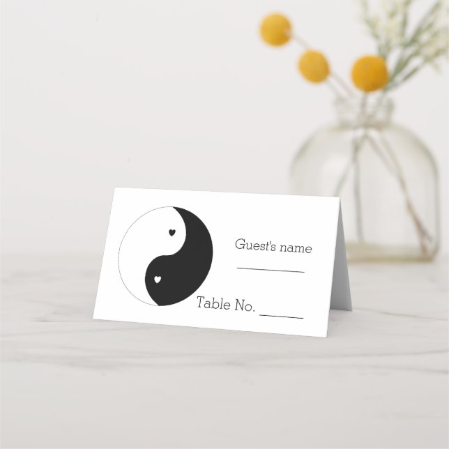 Yin Yang Black and White Hearts Design Wedding Platzkarte (Vorderseite)