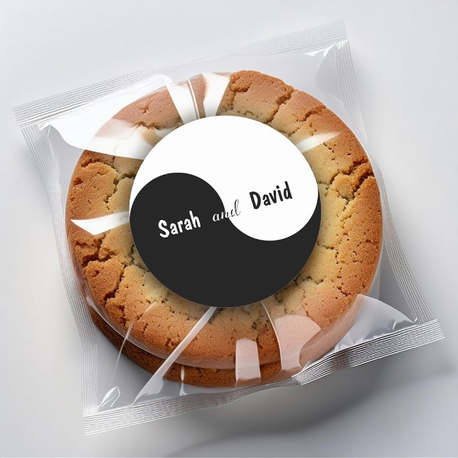 Yin Yang Black & White Bride & Groom Names Wedding Runder Aufkleber (Von Creator hochgeladen)