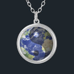 Yin-Yang Harmonie auf unserem Planeten Versilberte Kette<br><div class="desc">Geschaffen mit der Hoffnung,  dass unser Planet/diese Welt wir leben,  arbeitet in mehr von Taos Weise,  die in Yin-Yang Harmonie balanciert wird.</div>