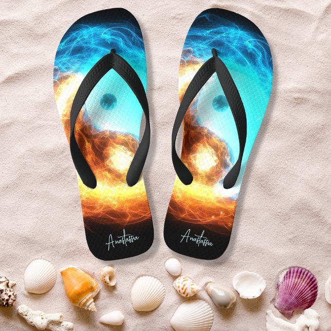 Yin Yang Ice and Fire heiliges Symbol mit Ihrem Na Flip Flops (Von Creator hochgeladen)