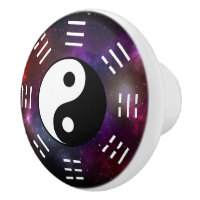 Yin Yang mit Bagua Trigram Symbols I-Ching Cerami