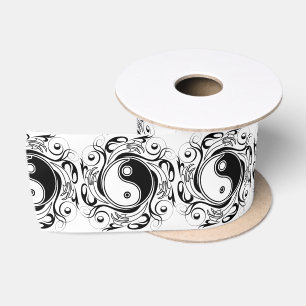 Yin & Yang-Symbol Schwarz-Weiß-Tätowierstil Satinband
