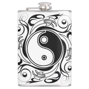Yin & Yang Symbol Schwarz-Weiß-Tätowierungsstil Flachmann