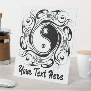 Yin & Yang Symbol Schwarz-Weiß-Tätowierungsstil Sockelschild