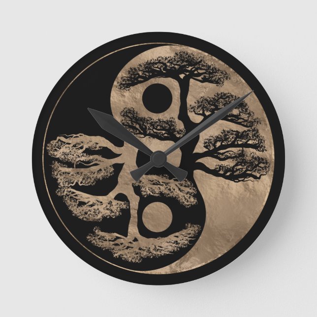 Yin Yang Tree Black und Gold Runde Wanduhr (Vorderseite)
