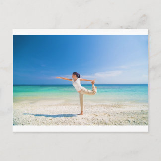 Yoga am Strand, durchgeführt von einer reifen asia Postkarte