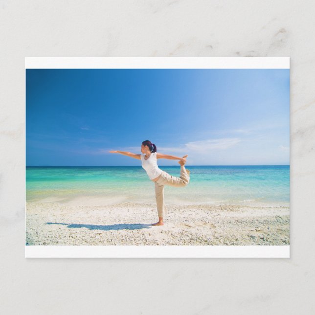Yoga am Strand, durchgeführt von einer reifen asia Postkarte (Vorderseite)