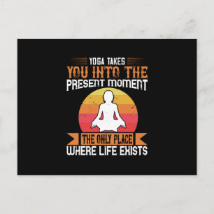 Yoga bringt dich an den einzigen Ort, an dem das L Postkarte