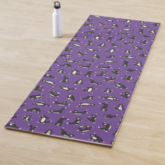Yoga Chats noirs et blancs drôles faisant un tapis de y