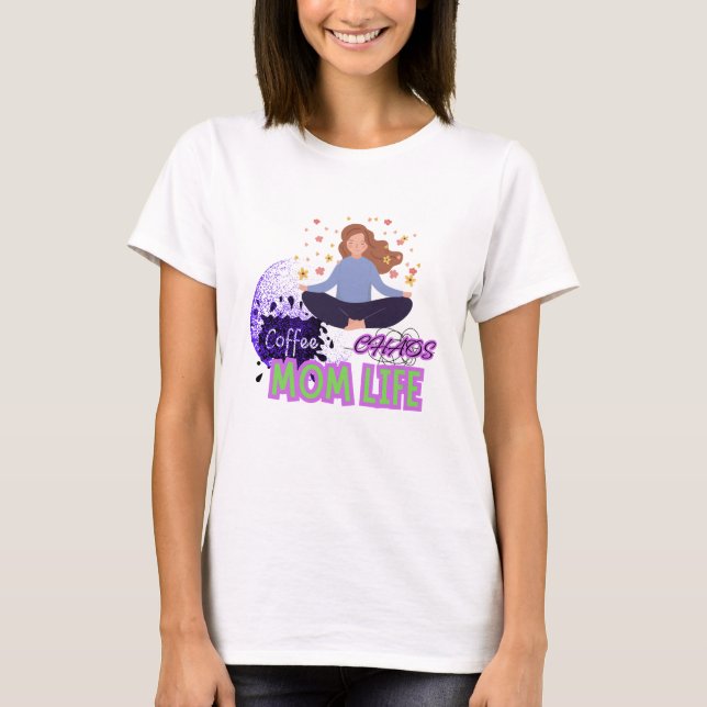 Yoga Coffee Chaos – Mom Life T-Shirt (Vorderseite)