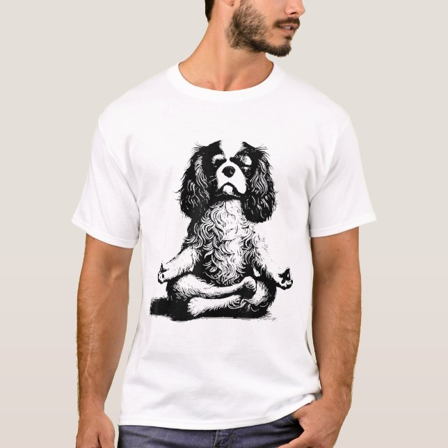 Yoga Dog Cavalier King Charles Spaniel T-Shirt (Vorderseite)