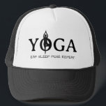 YOGA Eat Sleep Pose wiederholen lustige LKW-Hut Truckerkappe<br><div class="desc">YOGA Essen Schlaf Pose wiederholen lustige LKW-Hut. Coole Kappe mit Silhouette in Baumhaltung. Coole Geschenkidee für Yogalehrer,  Fans,  Lehrer,  Instrukteur,  Pilates Trainer,  Sporttrainer,  Personal Trainer,  Fitness Liebhaber etc. Anpassbare Logo-Farbe.</div>
