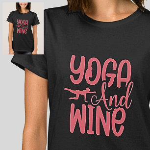 Yoga et vin rose sur T-shirt noir