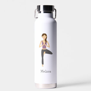 Yoga-Frau in Baum-Pose mit individuellem Namen Trinkflasche