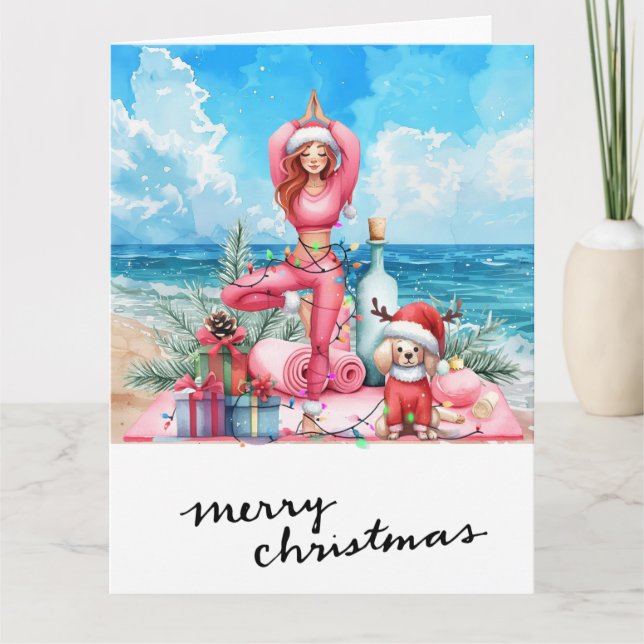 Yoga-Frau mit Geschenk am Strand Weihnachten Thema Karte (Vorderseite)