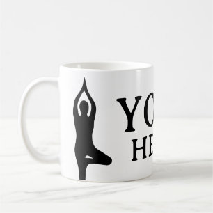 Yoga guérit tasse de café avec silhouette de pose 