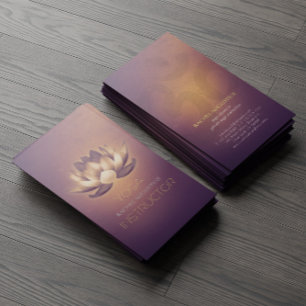 Yoga Instructor für lila Glühen Lotus und OM Symbo Visitenkarte