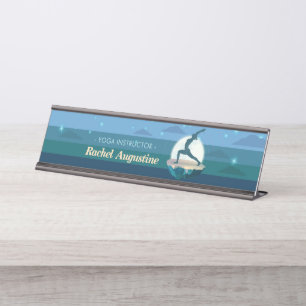 Yoga Instructor Meditation Pose Moon Flying Island Schreibtischnamensplakette
