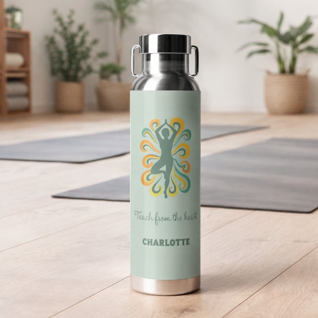 Yoga instructor retro swirls name quote sage green trinkflasche (Von Creator hochgeladen)