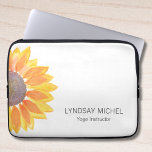 Yoga-Instruktor für personalisierte Sonnenblumen Laptopschutzhülle<br><div class="desc">Diese flora Laptop Hülle ist mit einer wasserfarbenen gelben Sonnenblume dekoriert. Einfach anpassbar. Original Wasserfarbe © Michele Davies.</div>