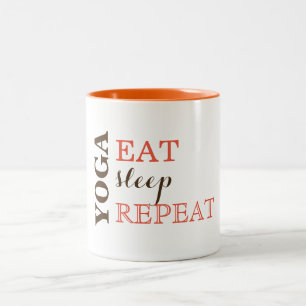 Yoga, isst, schläft, wiederholt zweifarbige tasse