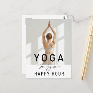 Yoga ist meine glückliche Stunde Frau in Yoga-Pose Postkarte