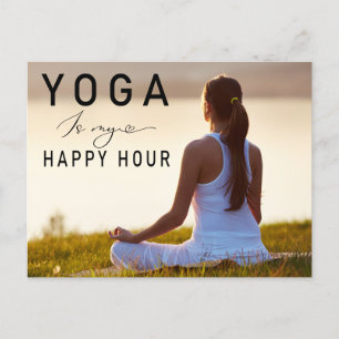 Yoga ist meine Happy Hour Frau in Yoga-Pose Postkarte