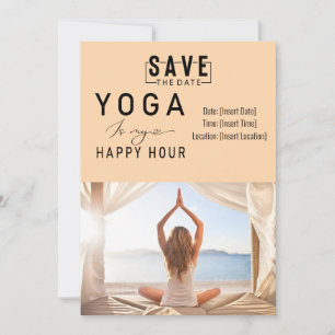 Yoga ist meine Happy Hour Woman posiert Yoga Einladung