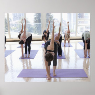 Yoga-Klasse mit Lehrer in einem Poster